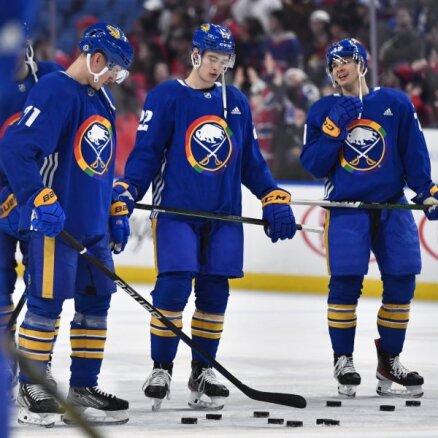 Kāpēc arvien vairāk NHL spēlētāju atsakās vilkt LGBTQ+ komūnu atbalstošus kreklus?