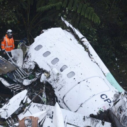 Pilots pirms aviokatastrofas Kolumbijā ziņojis par degvielas beigšanos