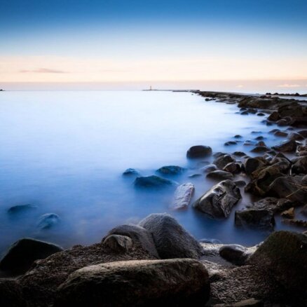 Maģiski foto: Mierpilnais Mangaļsalas mols saullēktā