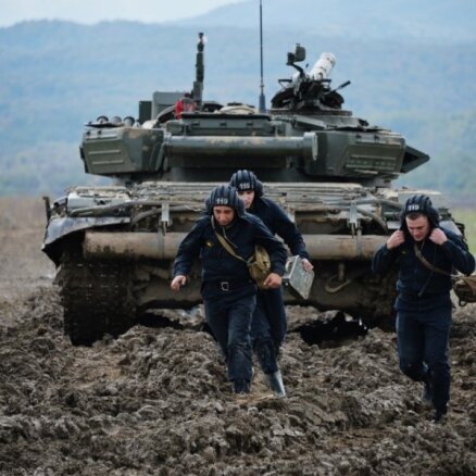 Kijeva: Krievija sūta tankus un snaiperus uz Donbasa fronti