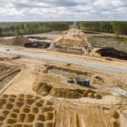 Foto: Turpinās Ķekavas apvedceļa būvdarbi; sāk būvēt pārvadu pār Rīgas apvedceļu