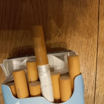 Vides aizsardzības speciālisti Daugavā atrod 59 blokus nelegālo cigarešu