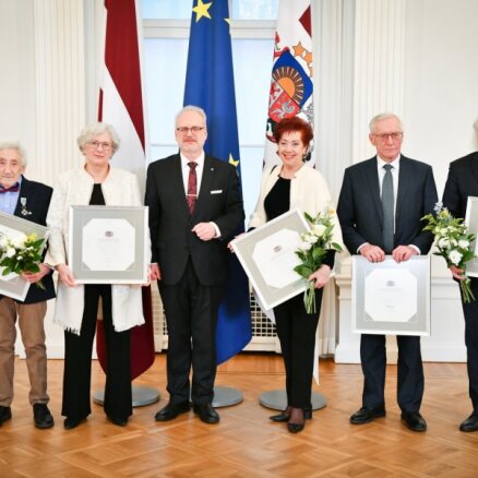 Valsts prezidents pasniedzis cildinājuma rakstus pieciem kultūras un sabiedriskajiem darbiniekiem