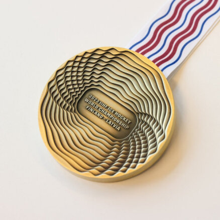 ФОТО. Представлены медали хоккейного ЧМ, который примут Рига и Тампере