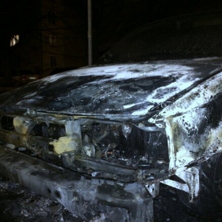 Foto: Pirmdienas vakarā Imantā pēkšņi uzliesmo un sadeg auto