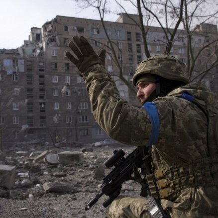 Aplenktie karavīri Mariupolē joprojām notur savas pozīcijas, norāda Zelenskis