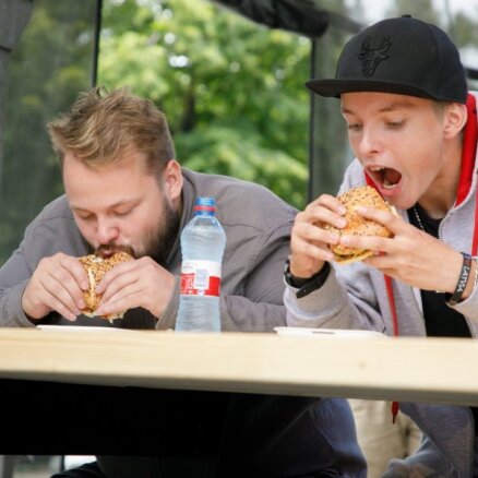 Foto: Burgeru cienītāji sacenšas ātrēšanā