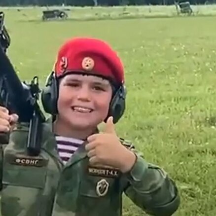 'Allahu akbar': mazgadīgs kadirovietis Nacionālās gvardes formā šauj ar RPG