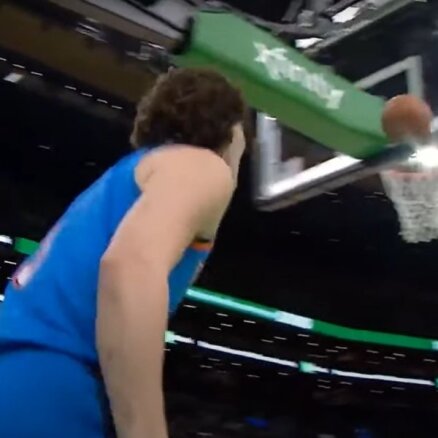 Video: Kurioza kļūda bumbas ievadīšanā spēlē NBA mačā