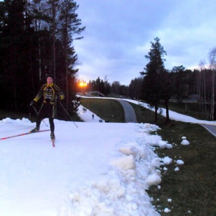 Latvijas slēpotāji trenējas uz sniega Igaunijā un gatavojas atlases sacensībām