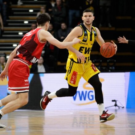 Lomažam 17 punkti Vācijas čempionātā; Kurucs Spānijā realizē visus trīs tālmetienus