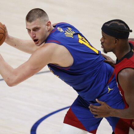 Jokičam NBA finālsērijas ievadā 'triple-double'; 'Nuggets' gūst drošu uzvaru