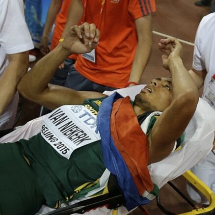 Pasaules čempions 400 metru skrējienā van Nīkerks pēc triumfa nogādāts slimnīcā