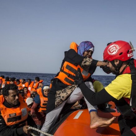 Foto: Spānijas nevalstiskās organizācijas kuģis izglābis 59 migrantus; Itālija atsakās uzņemt