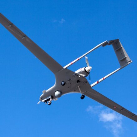Ukraina ar 'Bayraktar' droniem veiksmīgi uzbrūk okupantu pretgaisa aizsardzības sistēmām, ziņo Lielbritānija