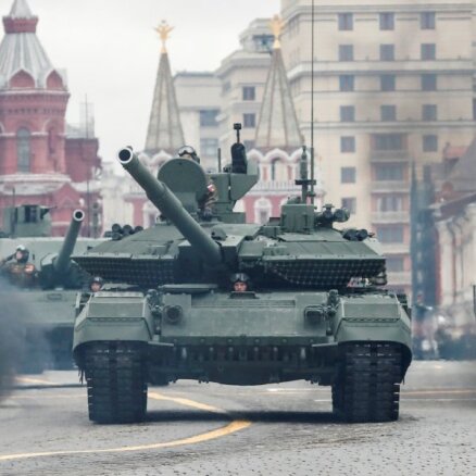 Ukrainā iznīcināts modernākais Krievijas tanks T-90M