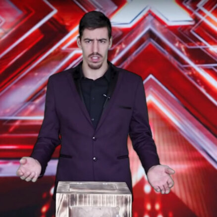 Video: Populārais iluzionists Edžus asprātīgi parodē šovu 'X Faktors'