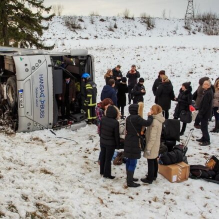 Foto: Igaunijā atkal avarē pasažieru autobuss