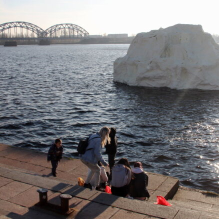 Vandaļi sabojājuši 'korupcijas aisbergu', un KNAB to Daugavā vairs neielaidīs
