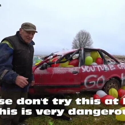 Video: Daugavpils opis kolas baseinā noslīcināto auto uzspridzina ar petardēm
