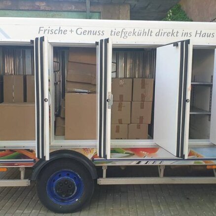 Foto: Policija mašīnā uziet nelegālās cigaretes, alkoholu un žūksni naudas