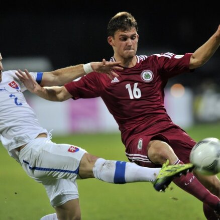 Latvijas futbola izlase FIFA rangā pakāpjas no visu laiku zemākās pozīcijas