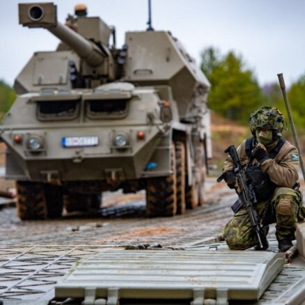 Foto: NATO kaujas grupa, karavīri un DANA artilērija mācībās 'Bold Axe'