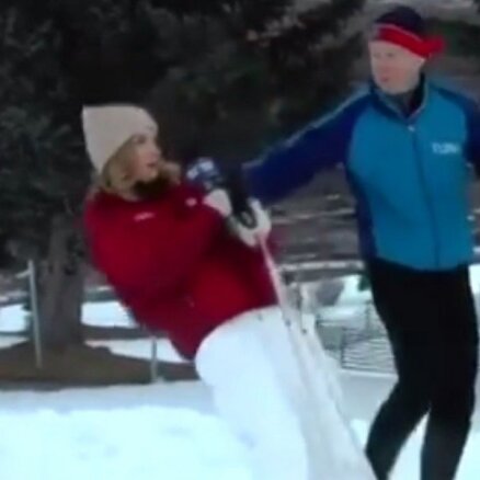 Video: Reportiere TV tiešraidē zaudē samaņu