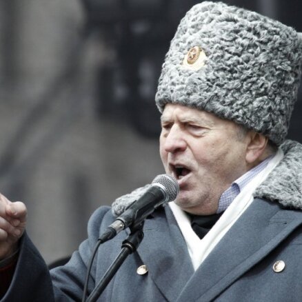 Жириновский недоволен кабинками для голосования