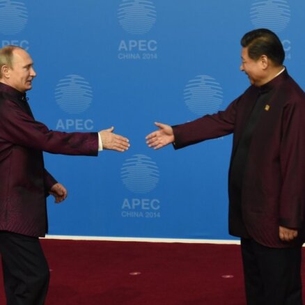 Laikraksts: Ķīna finansē Putina agresiju; Ukrainu var izglābt 'bez neviena šāviena'