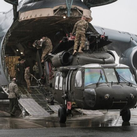 Foto: Latvijā ierodas leģendārie 'Black Hawk' helikopteri
