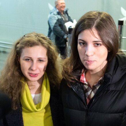 'Pussy Riot' meitenes no zīmola atsakās; būs jauns brends un sadarbība ar Navaļniju