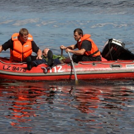 Daugavā apgāžas laiva ar četriem cilvēkiem; 14 jauniešus izglābj Nāves salā
