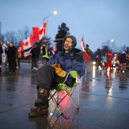 Kanādas policijai izdevies pilnībā atbrīvot no protestētājiem tiltu uz robežas ar ASV