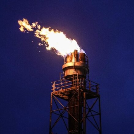Vismaz 110 cilvēki gājuši bojā sprādzienā nelegālā naftas pārstrādes ražotnē Nigērijā