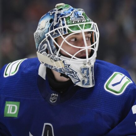 Šilovs 'Canucks' vārtos debitē ar piecām ielaistām ripām; Girgensonam vārtu guvums