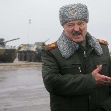 Lukašenko ar Putinu izlemšot, cik ilgi Krievijas karaspēks paliks Baltkrievijā