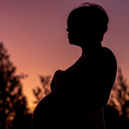 'Dzemdniecības nozare Latvijā ir sapuvusi.' Latviešu vecmāte, kura strādā drošu dzemdību paraugvalstī Norvēģijā