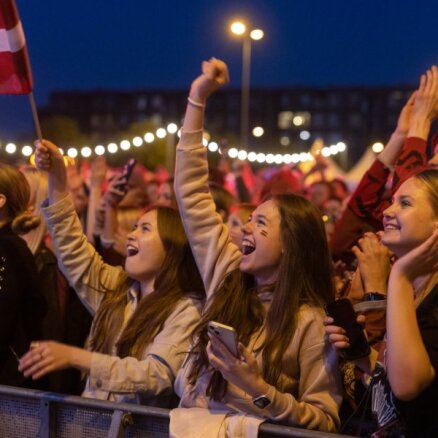 Foto: Ekstāze fanu zonā pēc Latvijas neticamās uzvaras