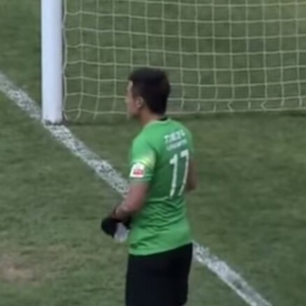 Video: Futbolists gūst vārtus, kamēr vārtsargs dzer ūdeni