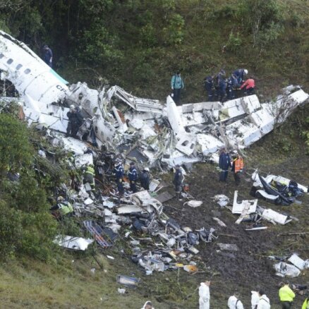 Kolumbijā nogāzusies lidmašīna ar Brazīlijas futbola komandu; seši cilvēki no 77 izdzīvojuši