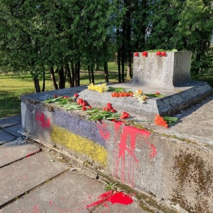 Jēkabpilī kara varoņu piemineklis 'izdaiļots' ar asinīm un Ukrainas karogu
