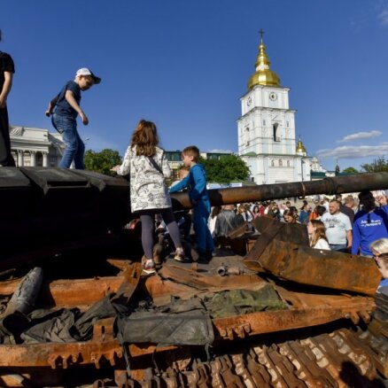 Krievija Ukrainā zaudējusi trešdaļu savu modernāko tanku, atklāj amatpersona