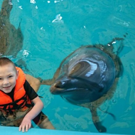 Sešgadniekam Jēkabam delfīnterapija jau ir palīdzējusi; lūdz līdzcilvēku atbalstu