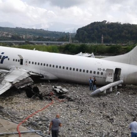 Foto: Sočos lidmašīnai aizdedzies dzinējs, cietuši 18 cilvēki