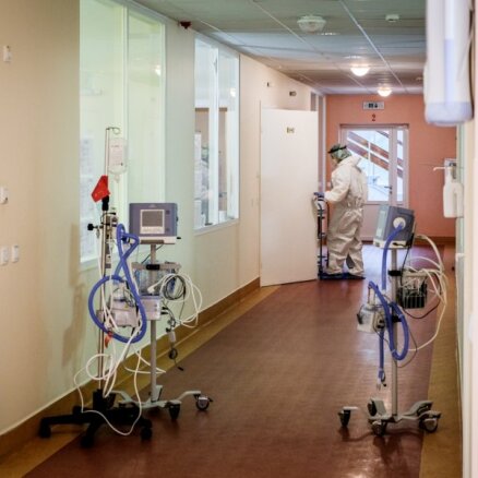 Slimnīcās esošo Covid-19 pacientu skaits sarucis līdz 345