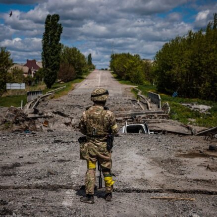 Krievija atlaidusi vairākus komandierus saistībā ar okupantu neveiksmēm Ukrainā, ziņo Lielbritānija