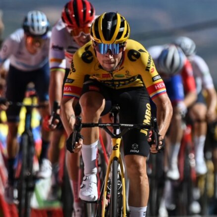 Rogličs ar izrāvienu posma beigās pārņem vadību 'Vuelta a Espana' tūrē