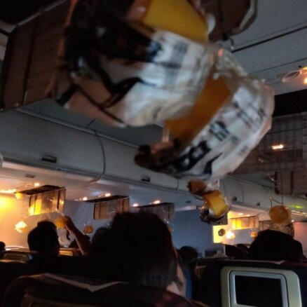 Neatbilstoša gaisa spiediena lidmašīnā dēļ Indijā cietuši 30 pasažieri