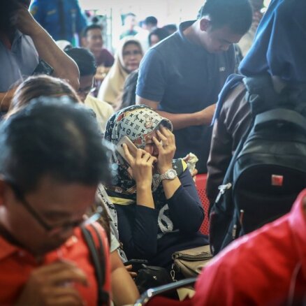 Indonēzijā iegāzusies jūrā pasažieru lidmašīna ar 188 cilvēkiem